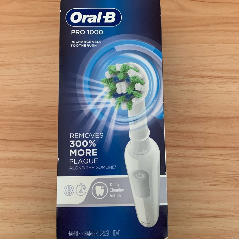 Oral-B Pro 1000 Rechargeable Toothbrush - White and Green